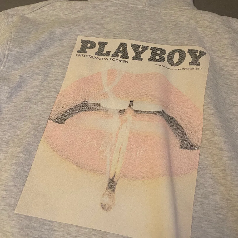 Lång oversized luvtröja med dragkjeda, från Playboy x missguided. . Hoodies.