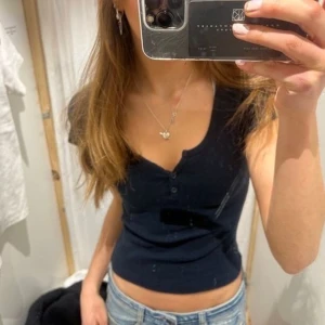 Brandy meliville linne - Super söt topp från Brandy Melville! Fint skick och väldigt stretchigt tyg. Skulle derflr påka att toppen passar  alla från xs-m.🥰