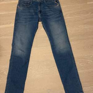 Säljer ett par jeans från Replay, modell: anbass. Storlek 32/32 passar 30/32 skick 10/10 köpta för 1 vecka sen kvitto och allt medföljer nypris 1799