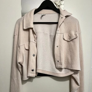 Vårjacka  - Säljer nu min fina beige vårjacka från Nelly 