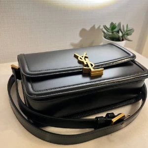 Solferino Medium Bag Saint Laurent YSL - Jag säljer en väska köpt i Paris, helt ny - utmärkt skick.  Köpt för en månad sedan.  Kvitto och presentband finns.  ,dammsamlare, etc., jag skickar fler bilder i ett PM    Priset kan diskuteras.🌌