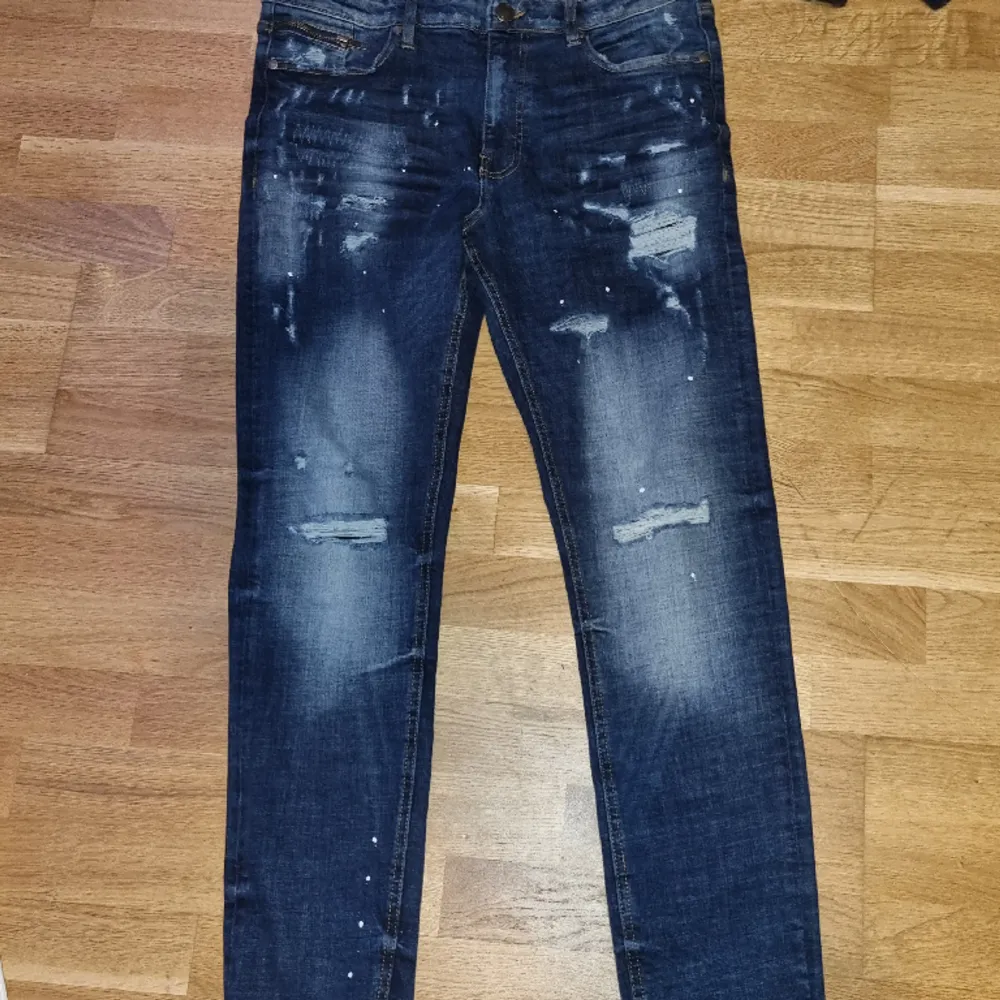 Jag köpte Jeansen för ungefär 3 månader sen, använd 5 ggr max och köpta för 650 kr. Jeans & Byxor.