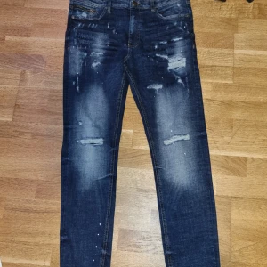 Supply and demand Jeans - Jag köpte Jeansen för ungefär 3 månader sen, använd 5 ggr max och köpta för 650 kr