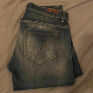 Dondup George - Tja, säljer mina dondup jeans som var för stora, alltså endast testade. Skick 10/10. Köpta från miinto för 2700kr på deras rea (ord pris) 3500kr. Dondup George skinny fit. Ge gärna bud