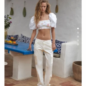 Cargo pants - Säljer nu dessa otroligt populära cargo pants ifrån zara. Tyvärr har de varit för långa så det är väldigt nötta vid fötterna men förörvrigt väldigt fint skick! 🩷