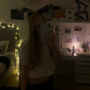Fin vit topp med broderi från Zara! - En jättefin vit topp från Zara. Använder tyvärr inte denna längre pga att den inte passar min stil. Bra skick och köpt för 150 kr, säljer den för 75 kr + frakt🍾Skriv om ni har frågor!