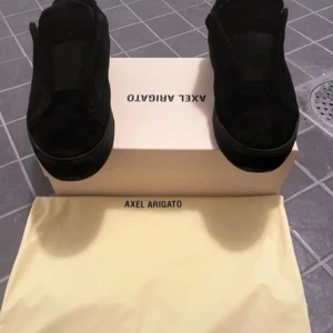Axel arigato -  Arigato Clean 360 Laceless Sneaker Nypris  2750 SEK Väldigt bar skick och har använda dom 6 gånger men vill Selja dom för det är inte min stil selektiv för 1249kr priset kan diskuteras vid en snabb affär 