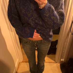 Lågmidjade bootcut jeans  - Väldigt fina lågamidjade bootcut jeans! Sitter super bra och är i ett väldigt bra skick förrutom att ens bakfickan gått sönder. Det är lätt att sy tillbaka! 