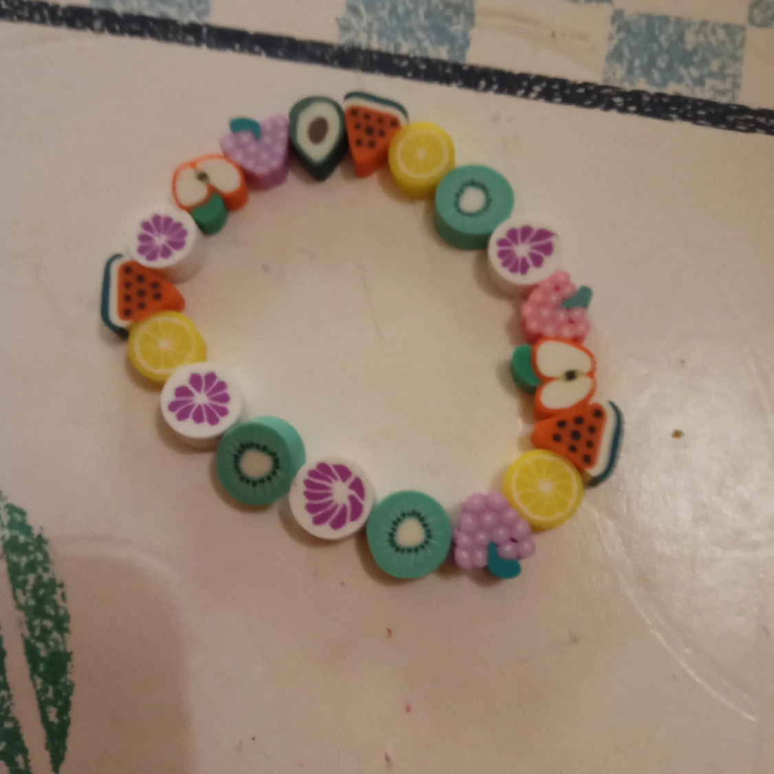 Barnarmband med olika frukter o töjbar tråd .
