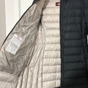 Parajumpers  - Bra skick. Fler bilder kan skickas vid intresse.  Passar även någon som har storlek M.