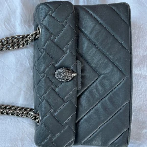 Kurt Geiger väska - Säljer denna fina väska från kurt Geiger i vödligt bra skick. Används förisktigt och lite. Nypris 2000