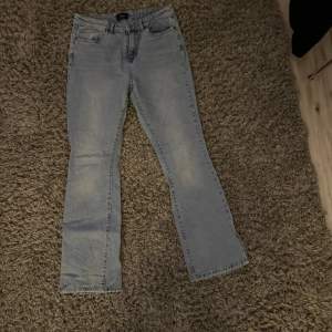 Säljer ett par jeans Har ingen använing längre till dem💘 Pris kan diskuteras eller om ni vill ha mer bilder på dem 💕