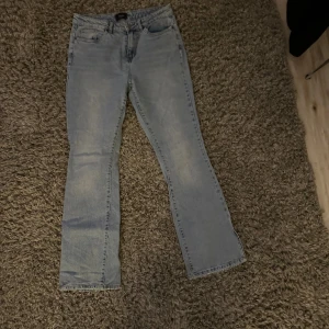 Jeans  - Säljer ett par jeans Har ingen använing längre till dem💘 Pris kan diskuteras eller om ni vill ha mer bilder på dem 💕