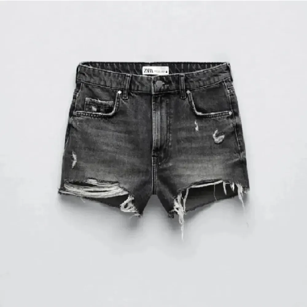 Säljer mina gråa jeans shorts från zara eftersom dom är lite för små, skulle säga att dom är i väldigt fint skick och suiper snygga!💓 nypris: 359:-. Shorts.