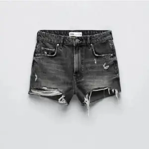 Säljer mina gråa jeans shorts från zara eftersom dom är lite för små, skulle säga att dom är i väldigt fint skick och suiper snygga!💓 nypris: 359:-