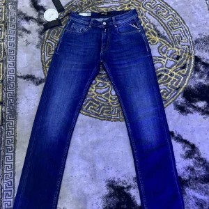 Replay jens - Säljer mina hela nya oanvända replay blå jens, modellen är 573 bio orginal blå jens dom är helt oanvända och är i den bästa skicken priset kan diskuteras så va inte rädd att fråga om bilder eller om priset💯