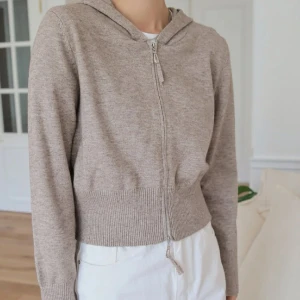 Beige kofta - Beige stickad kofta som är oanvänd i storlek small. 🤍🤗