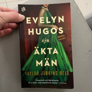 Bok - Den populära boken evelyn Hugos sju äkta män, jättebra bok🤩 nyköpt i december och läst en gång , hör av er vid intresse eller funderingar 💛