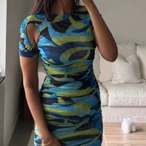 Blue and Green dress - Grön/Blå figursydd klänning med dragkedja. Dubbla lager tyg och stretchiga material. Perfekt till sommaren 😍💚