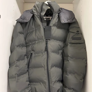 Amicci jacka - Säljer en helt ny  jacka ifrån amicci, med väldigt bra kvalitet och varm, passar även väldigt bra nu till vintern, jackan har bara testats  Fler bilder och frågor?  Bara att skriva till mig.       Kan även mötas upp i Stockholm 