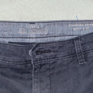  Levi’s chinos  - Säljer ett par Levis chinos som jag inte använt på mer en 2 år. Byxorna är 32x32 och passar riktigt bra. De är sköna att ha på och känner skön flexibilitet i rörelser när jag går eller springer. 