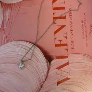 Säljer detta söta silver halsband med rosa Sten från Lily&Rose 💗 använt för längesen men fint skick ! 
