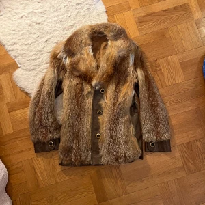 Pälsjacka - Så cool pälsjacka med läderdetaljer som jag köpt på loppis men måste sälja vidare då den tyvärr aldrig kommer till användning. Hittar ingen storlek men passar nog M bäst. Skärpet saknas och det är hål i fodret (bild 3), men det är inget som stör/syns