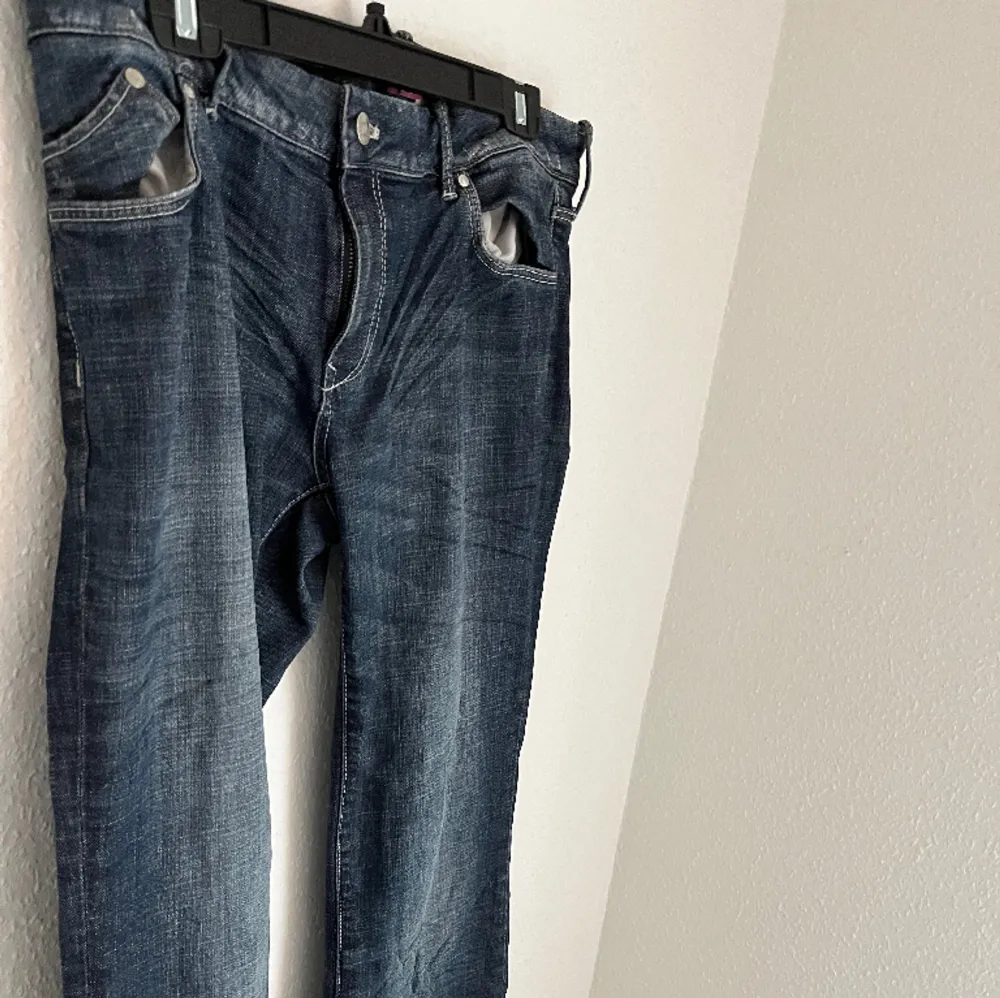 Jättesnygga lågmidjade jeans i storlek us 34/34  Tyvärr för stora på mig 😫så dax att någon annan får användning för dessa snyggingar!  I mycket bra skick! . Jeans & Byxor.