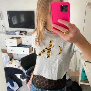 Calvin klein t-shirt - Säljer min Calvin klein t-shirt eftersom att jag just nu rensar min garderob, den är perfekt att ha som en ”Stockholmsstil” tröja över typ en tröja med spets💖Jag är 168 cm och den passar mig fortfarande hyfsat i armarna den är då i strl 10 år👌🏼