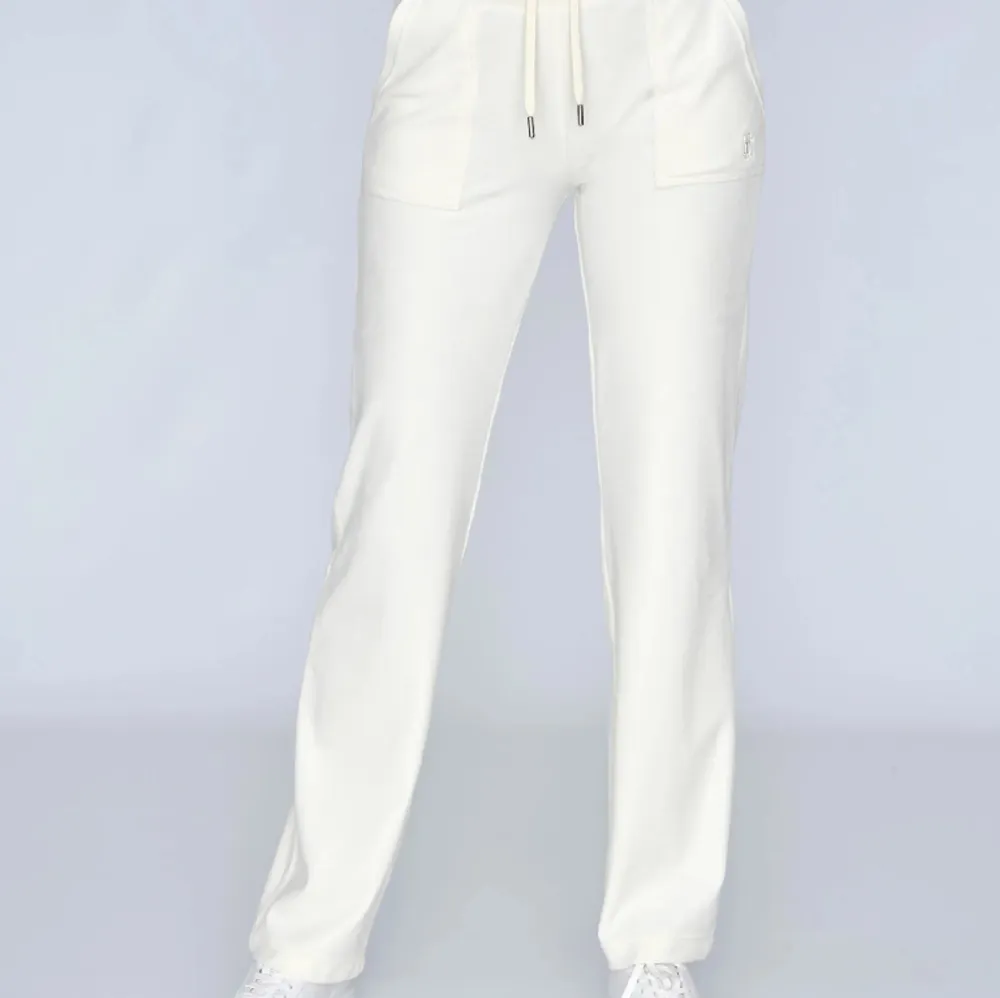 Vita juicy couture byxor strl S. De är uppsydda så passar någon runt 155-160.. Jeans & Byxor.