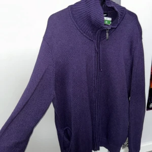 Lila stickad zip tröja - Lila stickad zip tröja. Står storlek XXL men passar fint oversized (skulle säga storlek M-L). Kontakta mig för frågor! 