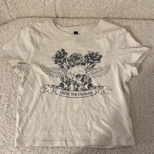 T-shirt - Cropped tshirt med tryck💓💓 använt en gång🫶