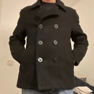 Tjock skepparkavaj/rock - En väldigt bekväm och varm skepparkavaj, märket är och jackan är av bra kvalitet.