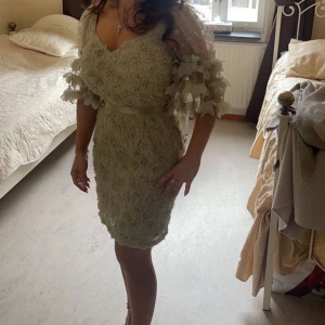 Pastellgrön Aftonklänning - Ida Sjöstedt - En mycket vacker grön klänning från Ida Sjöstedt från 2022 k storlek 36. Klänningen är i fint skick och har endast använts under ett tillfälle.  Ordinariepris: 3500kr