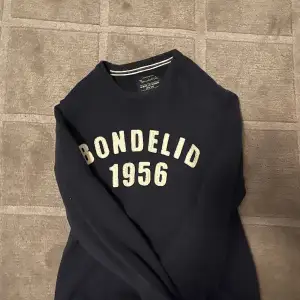 En stickad tröja från Bondelid, den är storlek M och sitter även som M