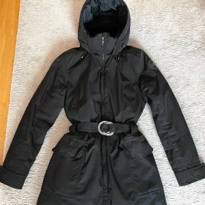 Canasta Goose Dunjacka - Jackan har några små vita fläckar som knappt är synliga. I övrigt gott skick.