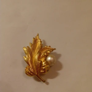 Stor brosch Guldfärgad med vit pärla . - Stor fin gammal brosch Guldfärgad med vit pärla .
