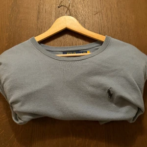 Ralph lauren tröja - En snygg Ralph lauren tröja i väldigt bra skick. Storlek L. Sparsamt använd och köpt på NK på en rea. Nypris egentligen 1800, men pga rean blev den inköpt för 1400. Säljs nu för 800. Skriv vid minsta fråga eller fundering.