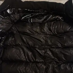 new genuine jacket, unused accidentally removed the tag where the price is, which led to me not being able to return it, which is the reason why I am selling it  Size = M Colour = Black  