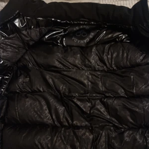 Moose knuckles jacka - new genuine jacket, unused accidentally removed the tag where the price is, which led to me not being able to return it, which is the reason why I am selling it  Size = M Colour = Black  