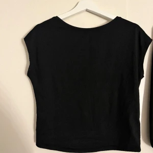 T-shirt - Jättefin tröja från Bik bok med öppen rygg, använd ett fåtal gånger 