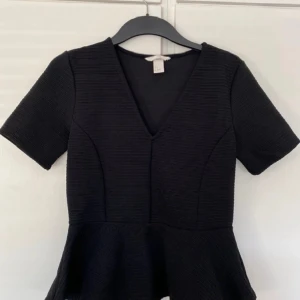 Topp från H&M - Topp från H&M i jättefint skick. Säljs pga kommer inte till användning 😊 