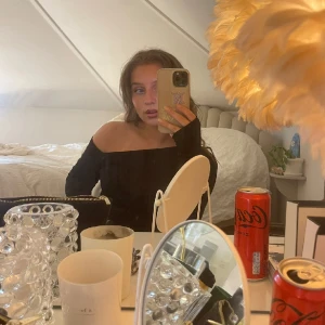 AnsymetriskTopp🖤 - En passade topp för fest 🖤 super cool topp men en ansymetrisk skurning i halsen, lätt genomskinlig ! 