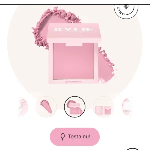 Kylie jenner blush - Kylie Jenners blush i färgen Winterkiss. Kommer inte till användning av mig och endast provad 2-3 gånger. Jätte fin! 