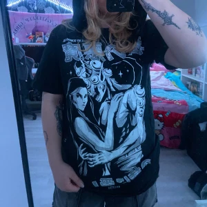 KILLSTAR TEE - Lång svart t-shirt med tryck på fram- & baksida från KILLSTAR. 
