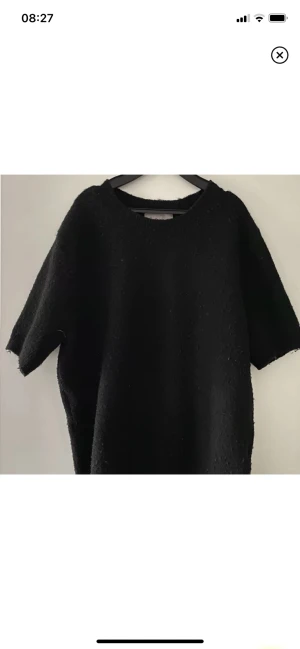 Other stories liknade tröja  - Säljer min populära stickade t-shirt ifrån H&M som liknar den ifrån other stories❤️ jätte bra skick och är använd några gånger, hör av om det behövs fler bilder!!!