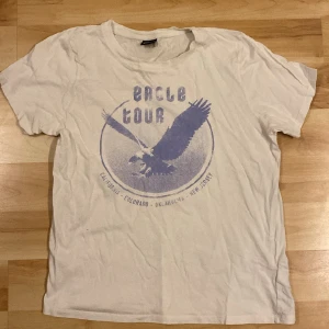 T-shirt - T-shirt från Gina nästan aldrig använd. Hel och ren i fint skick. Storlek L passar mig som har S för att vara lite oversized. Skriv om du undrar något!