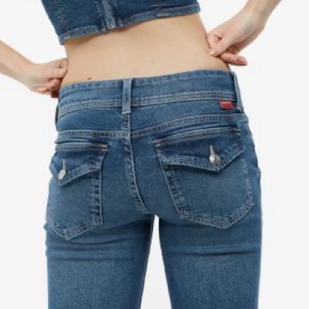flare jeans ifrån hm 💕💕orginal pris 300 kr och de är helt slutsålda på hemsidan  ( anledningen till att jag säljer de är att jag inte har plats till de mer 😚 ). Jeans & Byxor.