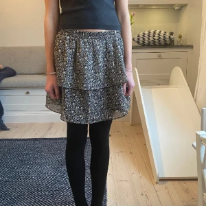 Sofie schnoor kjol - Säljer min jättefina Sofie schnoor kjol, nypris ca 500-600 kr. Storlek 12  men passar mig som brukar vara en xxs/xs. Skriv för fler bilder!🤍🤍