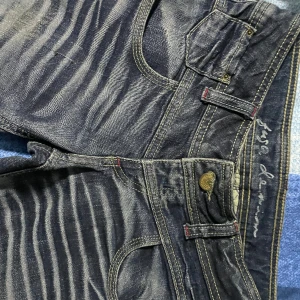 Lågmidjade Jeans - Fett snygga Lågmidjade jeans men en cool backficka, kan tyvärr inte ha kvar som då dom är för små. Kan skicka fler bilder om det önskas Pris kan diskuteras 😛kolla in på flera av mina annonser